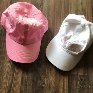 2 snap back hats